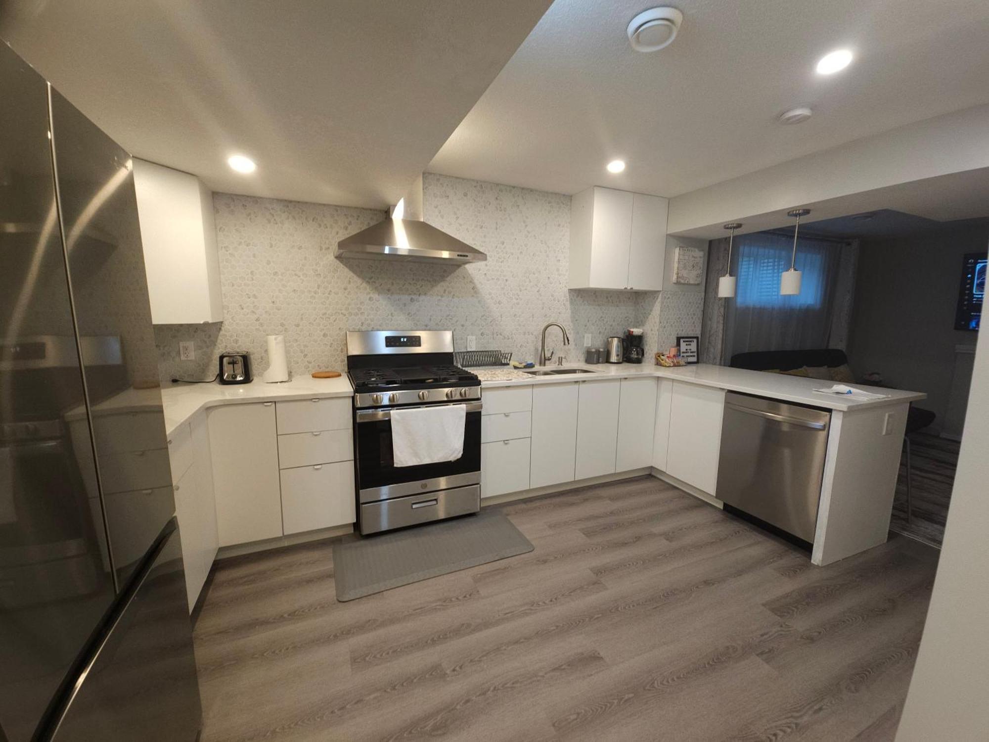 Cozy 2 Bedroom Suite, Queen Beds, Near The Airport Edmonton Buitenkant foto